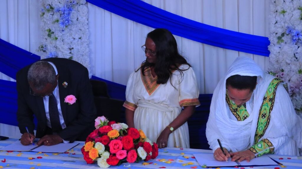AGAR Ethiopia and Amhara Region officials sogning the Bahir Dar Safe House handover agreement